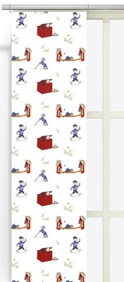 Upphängda panelgardiner med Emils upptåg som visar lekfulla motiv från Emil i Lönneberga mot ljus botten.