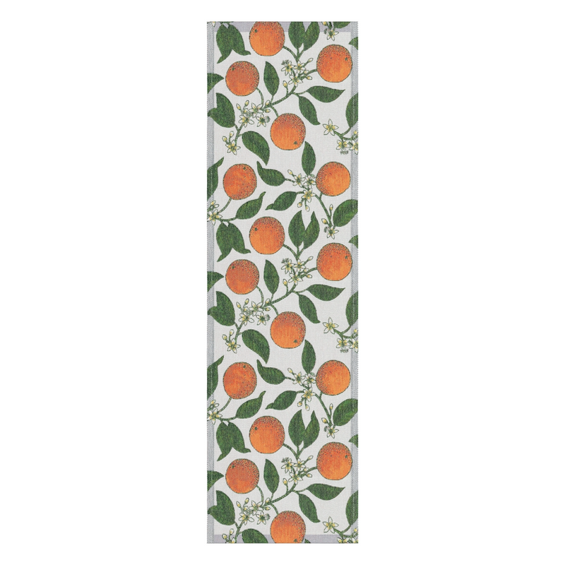 'Apelsiner löpare' i storlek 35X120 cm med saftiga apelsinmotiv på grön bakgrund, tillverkad av ekologiskt material, GOTS-certifierad i Sverige.