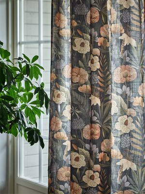Detaljbild av Cordoba svart som visar det digitaltryckta mönstret med blommor, blad och organiska former på mörk bakgrund.