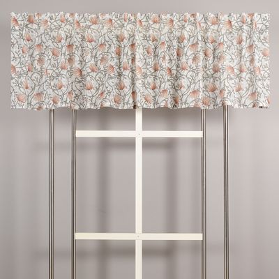 Emma grön gardinkappa upphängd på gardinstång framför ett fönster, visar det skira uttrycket och det somriga blommönstret