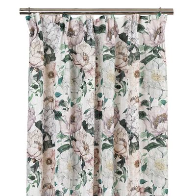 Pion offwhite gardin med stora pionblommor i vitt, lavendel och rosa, upphängd med multiband