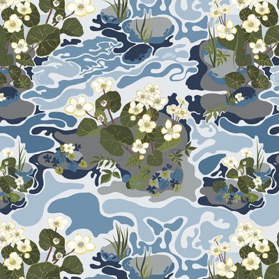 Skogsbäcken blå tyg med motiv av en bäck med blommor- Rosahuset.com
