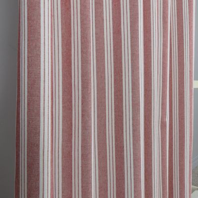 Närbild på Vegani gardin med rött och vitt randmönster som visar tygstruktur och färg.