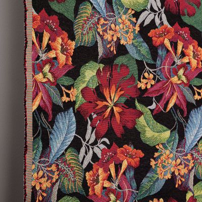 Närbild av Marcela svart gobeläng som visar jacquardvävens struktur och färgstarka blommor mot svart bakgrund.