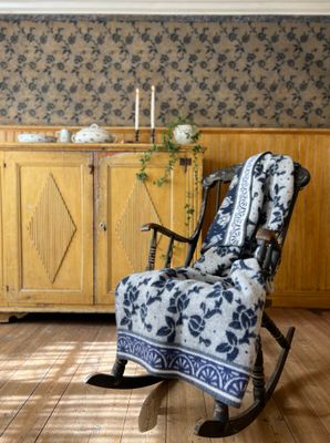 Jugend blå ullfilt, designad av Kerstin Landström, med ett stiliserat, geometriskt mönster i blått och grå nyanser.