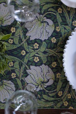 Närbild på Pimpernel löpare med William Morris detaljrika blommor och blad i grönt, vitt och gult.