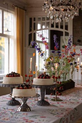 Torplycka beige bordsduk – festlig dukning med blommor