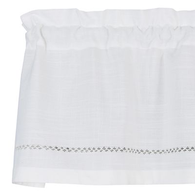 Offwhite enfärgad gardinkappa med hålsöm nedtill på kappan vilket ger gardinen en hemmasydd känsla