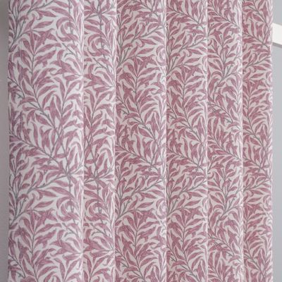 Närbild på Ramas gardintyg i ljung med stiliserat bladmönster.