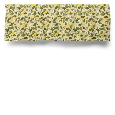 Gardinkappa i gul nyans med citroner, gröna blad och små vita blommor, visad i närbild