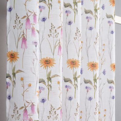 Närbild av transparent gardin med färgglada detaljer och lätt struktur