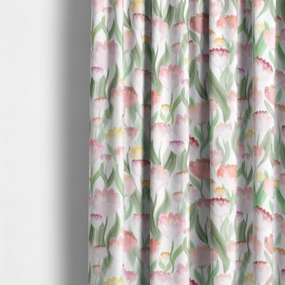 Gardin sydd av Ljuvligt rosa tyg med mjukt fall och blommigt mönster.