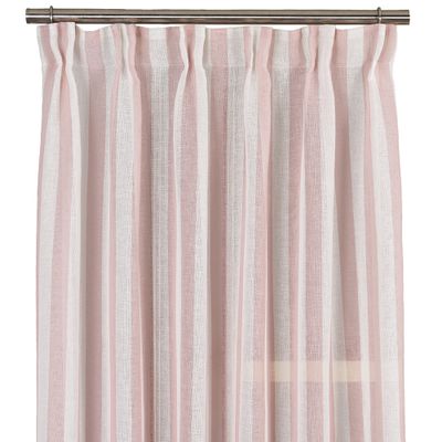 Frontal bild av Disa gardin med rosa och vita blockränder hängandes på stång