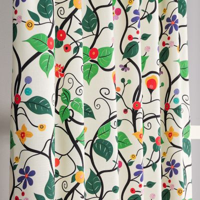 Närbild på Rauma Garden gardinens tyg med tydligt fokus på färgglada blad och blommor.