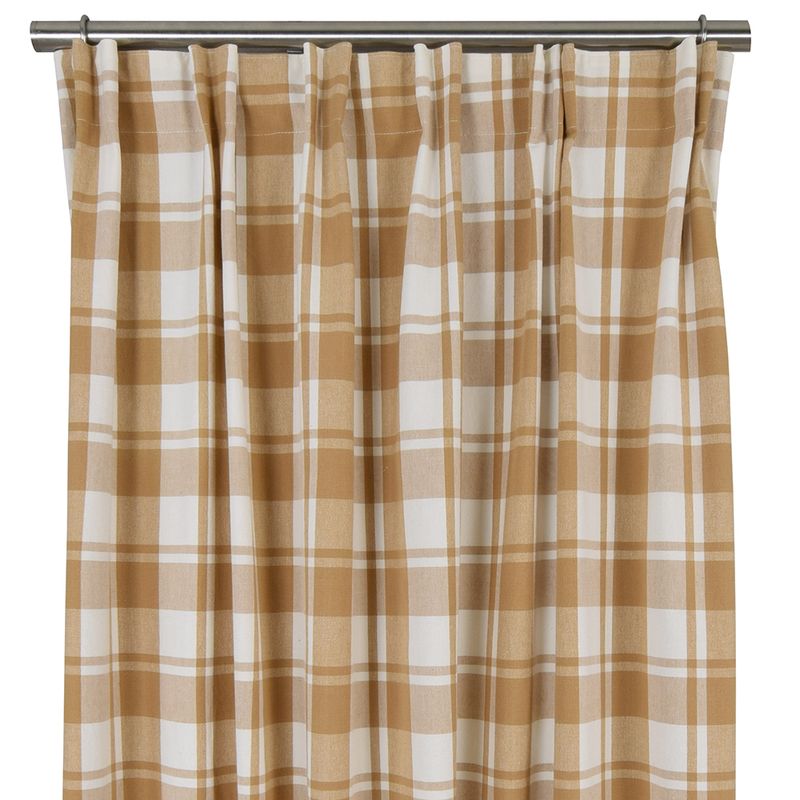 Klassiska rutiga gardiner i en beige/gul färgställning i bomull med en tvättat känsla i tyget.