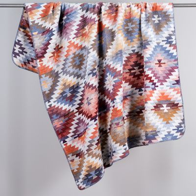 Nomad Light filt – draperad med mönster i fokus