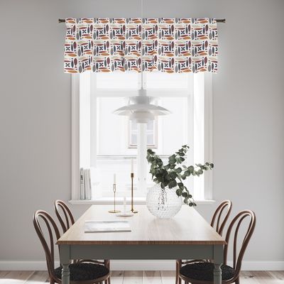 Gardinkappa med fiskmönster upphängd i fönster ovanför matbord i ljust kök