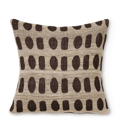 Angelina kuddfodral med ovalt grafiskt mönster i mörkbrunt och beige i exklusiv ull- och silkeblandning