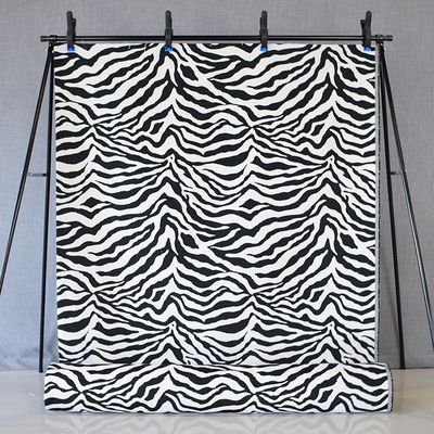 Bild på Zebra möbeltyg upphängt på klädställning