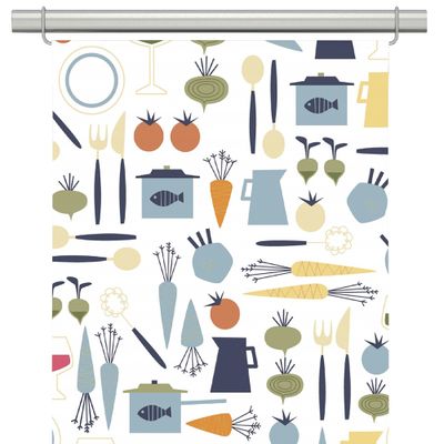 Retroinspirerade blå panelgardiner med köksmotiv som grönsaker, kastruller och bestick
