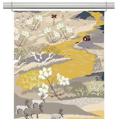 Närbild på panelgardin med motiv av fjäll, renar, stugor och blommor i gult och blått.