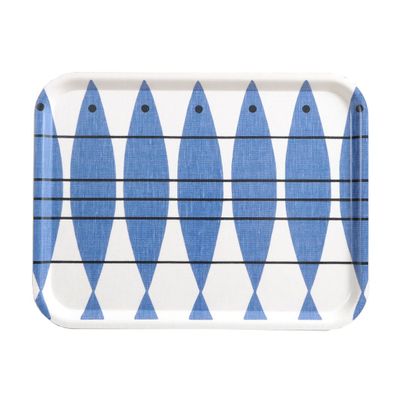 Sill blå bricka 43×33 cm med klassiskt blått fiskmönster designat av Marianne Nilsson för Almedahls.