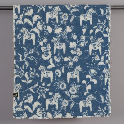 Leksand blå ullpläd 65x95 cm upphängd med klassiskt dalainspirerat mönster
