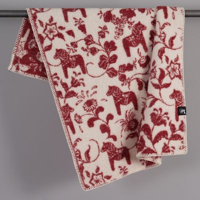 Draperad Leksand röd ullpläd i rött och naturvitt med traditionellt inspirerat mönster