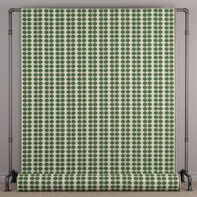 Berså jacquard grön tyg i full bredd med Stig Lindbergs klassiska bladmotiv i ett regelbundet grafiskt mönster.