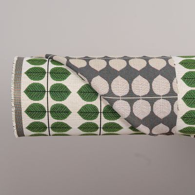 Berså jacquard grön med uppvikt tyg som visar jacquardvävens fram- och baksida och hur mönstret är invävt.