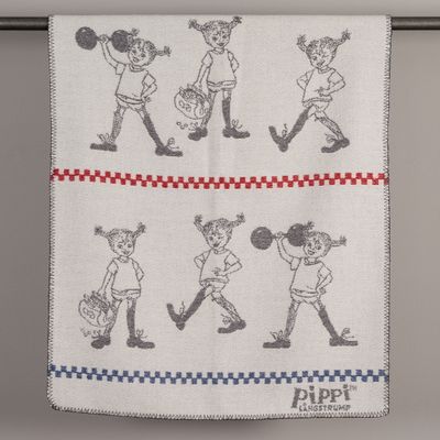 Grå barnpläd i merinoull med flera Pippi Långstrump motiv och dekorativa ränder i rött och blått