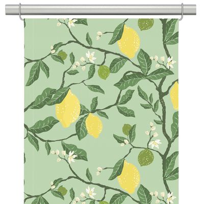 Närbild av Citronträd grön panelgardiner med citroner, gröna blad och blommor mot grön botten.