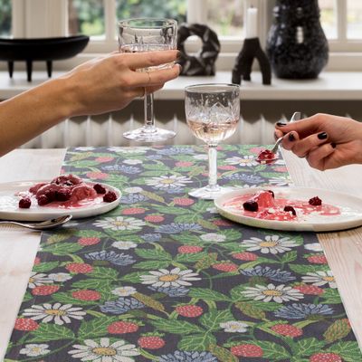 Ekologisk bordslöpare 'Skogsbär & Blomster' med rikt detaljerat mönster, svensktillverkad och hållbar enligt GOTS-standard.