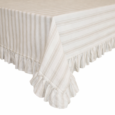 Närbild på Madicken beige bordsduk i vit och beige rand med volangdetalj längs kanten