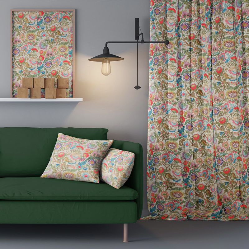 Färgstarka gardiner med ett färgsprakande mönster av blommor och blad i grönt, rosa och rött likt kurbits.