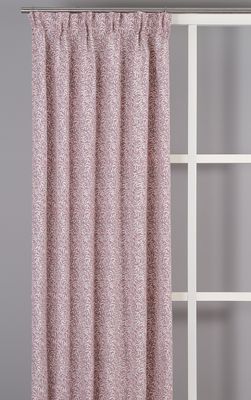 Ramas gardin i ljung färg med bladmönster som hänger framför fönster.