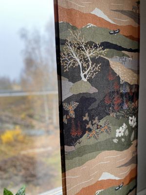 Panelgardiner Fjällvandring grön-beige ett fantastiskt natur mönster - nordisktextil.se