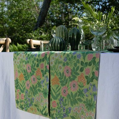 Kökshandduk Vildblommor i grön miljö som dekorativ och funktionell kökstextil