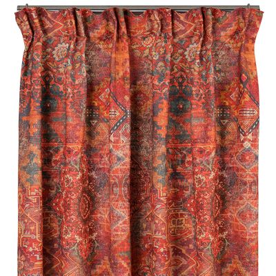 Persian röda gardiner med orientaliskt inspirerade ornament och mattmotiv i rött, orange och blågrått