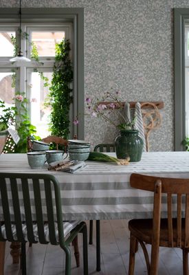 Amalia lindgrön randig bordsduk i återvunnet material 140x300cm