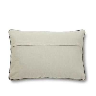 Baksidan av Blocca grön kuddfodral i naturvit textil med överlappande öppning