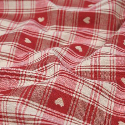 Röd och vit rutig textil med inbäddade hjärtmönster, elegant draperad för att framhäva dess romantiska och hemtrevliga design.