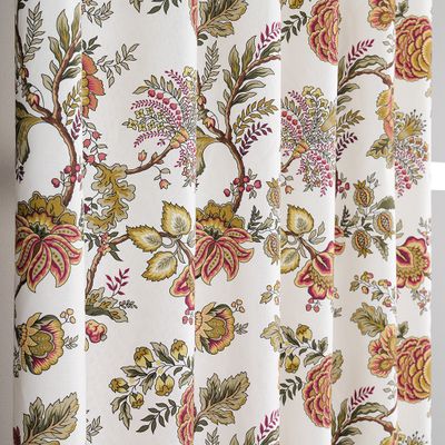 Detalj av gardintyg med vinröda blommor och gröna blad