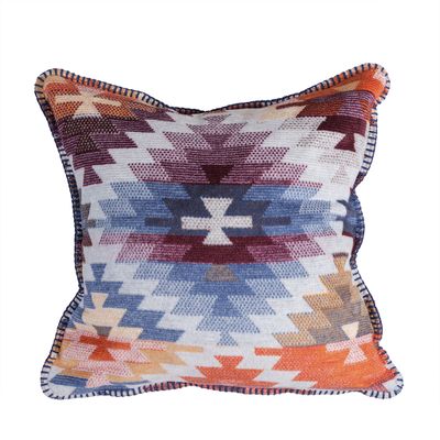 Kuddfodral med ikatmönster i rött, orange och blått på ljus botten