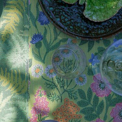 Närbild på Vildblommor kökshandduk i ekologisk bomull med vävt blommönster