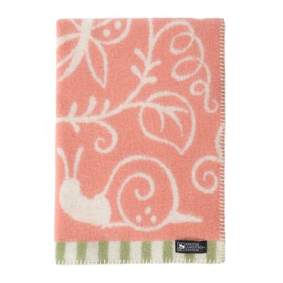 Barnfilten LILLA SNIGEL rosa i 100 % norsk ekologisk ull med ett lekfullt mönster med inspiration från den välkända vaggvisan  ”Lilla snigel, akta dig”