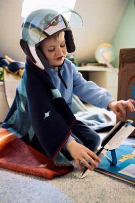 Barn leker med Little Rocket-filten och fantiserar om rymdäventyr