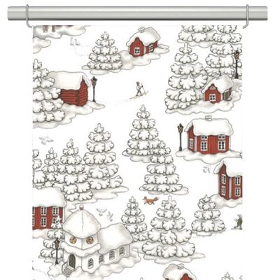 Panelgardiner med julmotiv. Vit botten med röda stugor och en kyrka bland snöfyllda granar