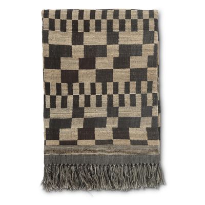 Handgjord pläd Delia i svart och beige med grafiskt rutmönster och fransar