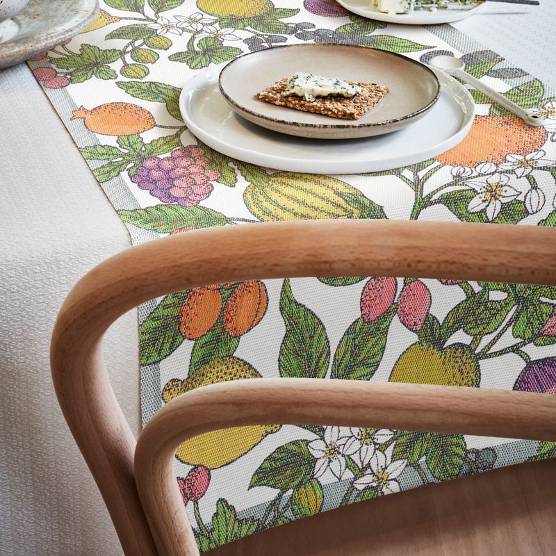 Ekologisk bordslöpare full av citrus och bär, svenskt hantverk som sprider glädje vid varje måltid, med GOTS-märkning.